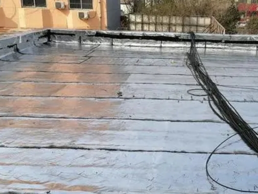 新吴卫生间漏水维修公司分享下新吴屋面楼顶防水刚性防水层施工要点。